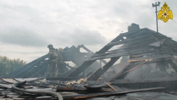 В Барнауле пожар полностью уничтожил крышу частного дома