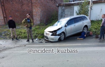 Машина лишилась колеса после столкновения с гаражом в Шерегеше