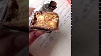 Кузбассовец нашел червя в шоколадном батончике