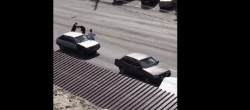 В центре Белгорода два водителя подрались прямо на дороге