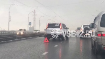 Тройное ДТП произошло в час-пик на мосту в Кемерове