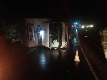 Водитель перевернувшегося в Кузбассе грузовика получил травмы