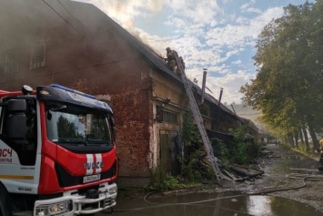 На ул. Борзова горело здание площадью 4,5 тыс. квадратных метров (фото)