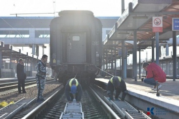 На ж/д вокзале Симферополя силачи тренировались двигать вагоны