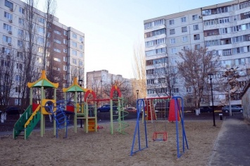 Во дворах Старооскольского городского округа продолжаются работы по благоустройству