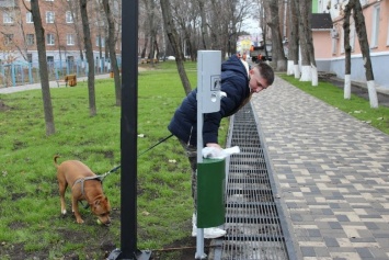 В Белгороде появились урны для уборки за собаками