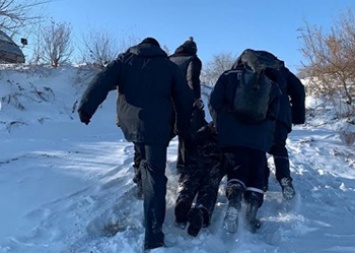 Спасатели в Благовещенске снимали с льдины рыбака