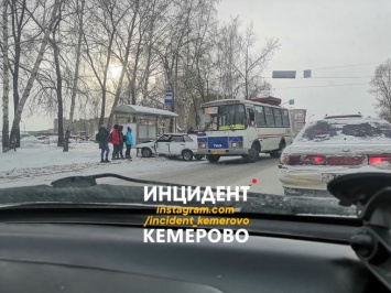Легковушка врезалась в остановку после столкновения с иномаркой в Кемерове