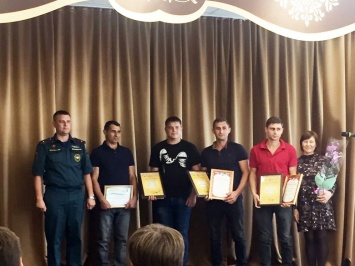 В МЧС наградили белгородцев, спасших из пожара женщину с детьми