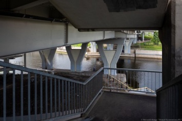 В Калининграде прокуратура потребовала убрать опасное «устройство» под один из мостов