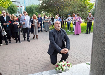 Гости «Амурской осени» возложили цветы к памятнику Приемыхова
