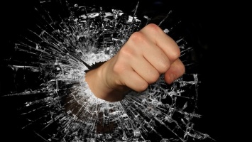 На Алтае пьяная женщина ударила кулаком сотрудника полиции