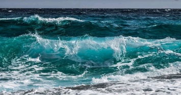 Мужчина и пятилетняя девочка едва не погибли в море на Кубани