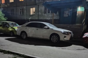 Припаркованный автомобиль заблокировал проход в кемеровскую многоэтажку