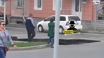 Названа причина гигантского провала на оживленной дороге в центре Барнаула