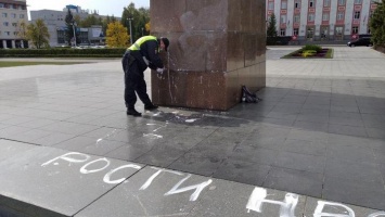 Женщина оставила нецензурную надпись на памятнике Ленину в Барнауле