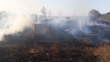 В Старооскольском округе из-за пала травы сгорело два дома и постройки