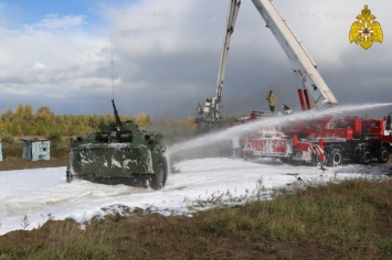 Яркое шоу бронетанковой техники прошло за Новым мостом в Барнауле