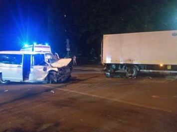 Поздно вечером в Симферополе столкнулись грузовик и микроавтобус, - ФОТО