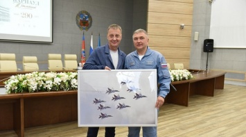 Вячеслав Франк вручил пилотажной группе «Стрижи» памятные подарки