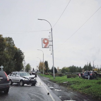 Лобовое столкновение автомобилей произошло в кузбасском городе