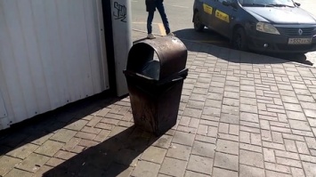 "Вокруг вонь": мусорка загорелась в центре Кемерова