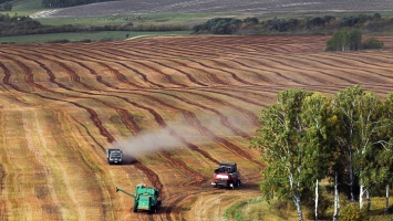 Алтайские аграрии спешат поскорее завершить полевые работы