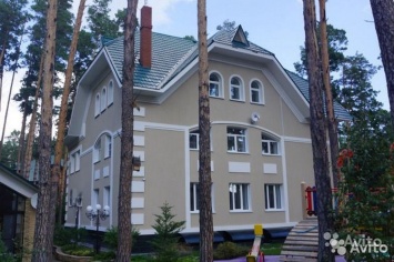 Богатый коттедж с колоннами продают за 50 млн рублей в Барнауле