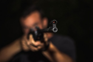 Очевидец сообщил о человеке с оружием в кузбасском дворе