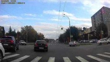 Момент столкновения машин на оживленном перекрестке в Кемерове попал на видео