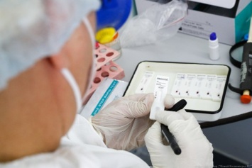 Минздрав разрешил испытания на людях третьей вакцины от коронавируса