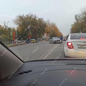 ДТП с такси ухудшило проезд по оживленной улице в Кемерове