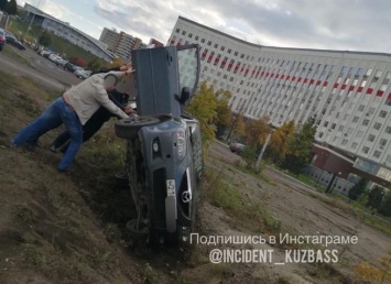 Опрокидывание иномарки с девушкой-водителем в Кемерове попало на видео