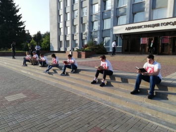 В Белгороде комсомольцы читают Ленина на ступеньках мэрии