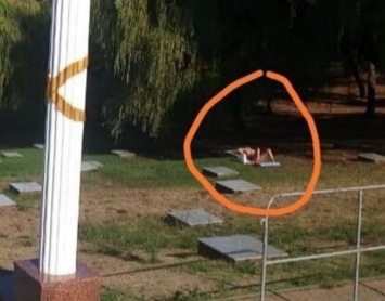Девушка решила позагорать на мемориале солдатам ВОВ в Сочи