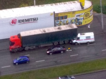 Фельдшер скорой помощи пострадал в ДТП с грузовиком в Новосибирске