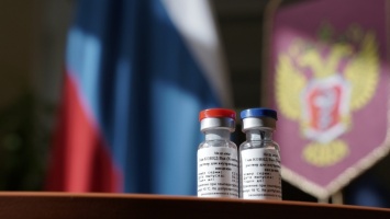 Сначала синий. Первым добровольцам ставят прививки от коронавируса в Алтайском крае