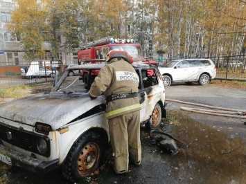 В центре Нижневартовска подожгли автомобиль