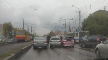 Две аварии спровоцировали гигантскую пробку в Барнауле