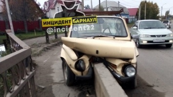 Водитель на «Запорожце» врезался в бетонное ограждение в Барнауле
