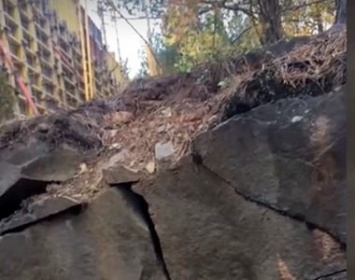 Скала около строящегося детского сада в Каменном бору в Петрозаводске начала рушиться