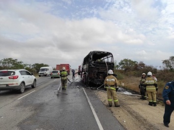 На крымской трассе сгорел пассажирский автобус, - ФОТО