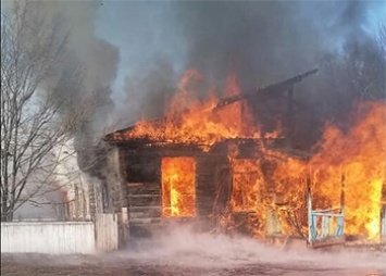 Под утро в Приамурье загорелись сразу три частных дома