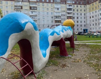 Опасная фигура появилась на детской площадке в Кемерове