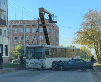 Автобус протаранил легковушку при объезде автокрана в Кузбассе