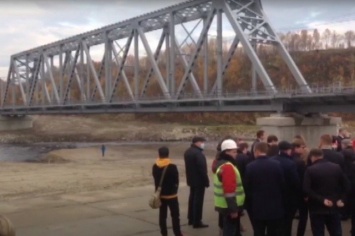 Вместо обрушившегося моста через реку Кола, по которому ходили поезда из Петрозаводска, построили новый