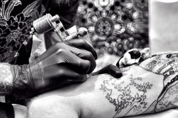 Ученые из США рассказали об опасности татуировок для организма