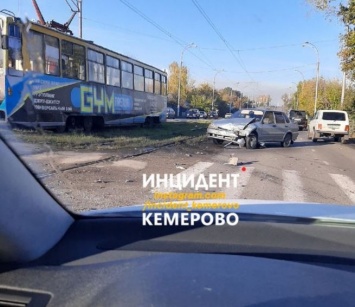 Автомобиль получил серьезные повреждения в ДТП в Кемерове