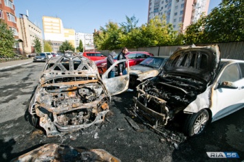 Семь машин сгорели на парковке в Оренбурге