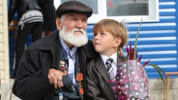 «Серебряный квиз» и подарки. В Алтайском крае стартовал месячник пожилых людей